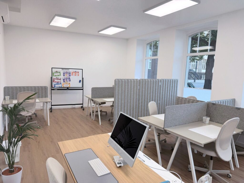 Study Zone mit Lernplätzen, Trennwänden und Lernplakaten