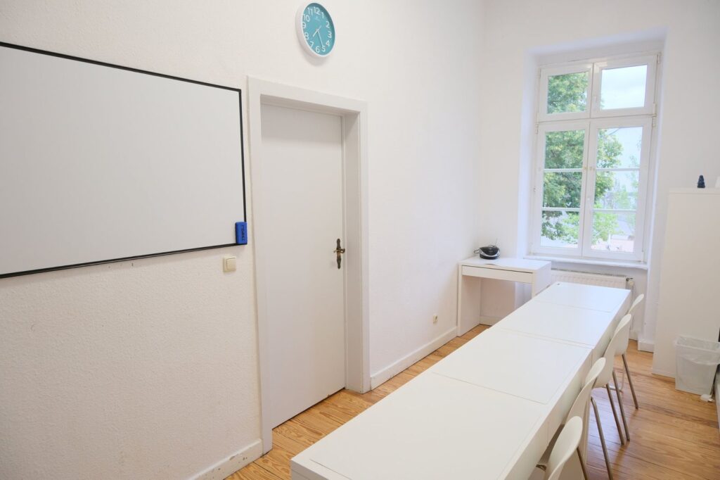 Unterrichtsraum mit Whiteboard für Einzelunterricht und kleine Gruppen