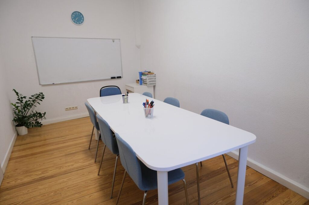 Gruppentisch mit Whiteboard für Nachhilfe in kleinen Gruppen